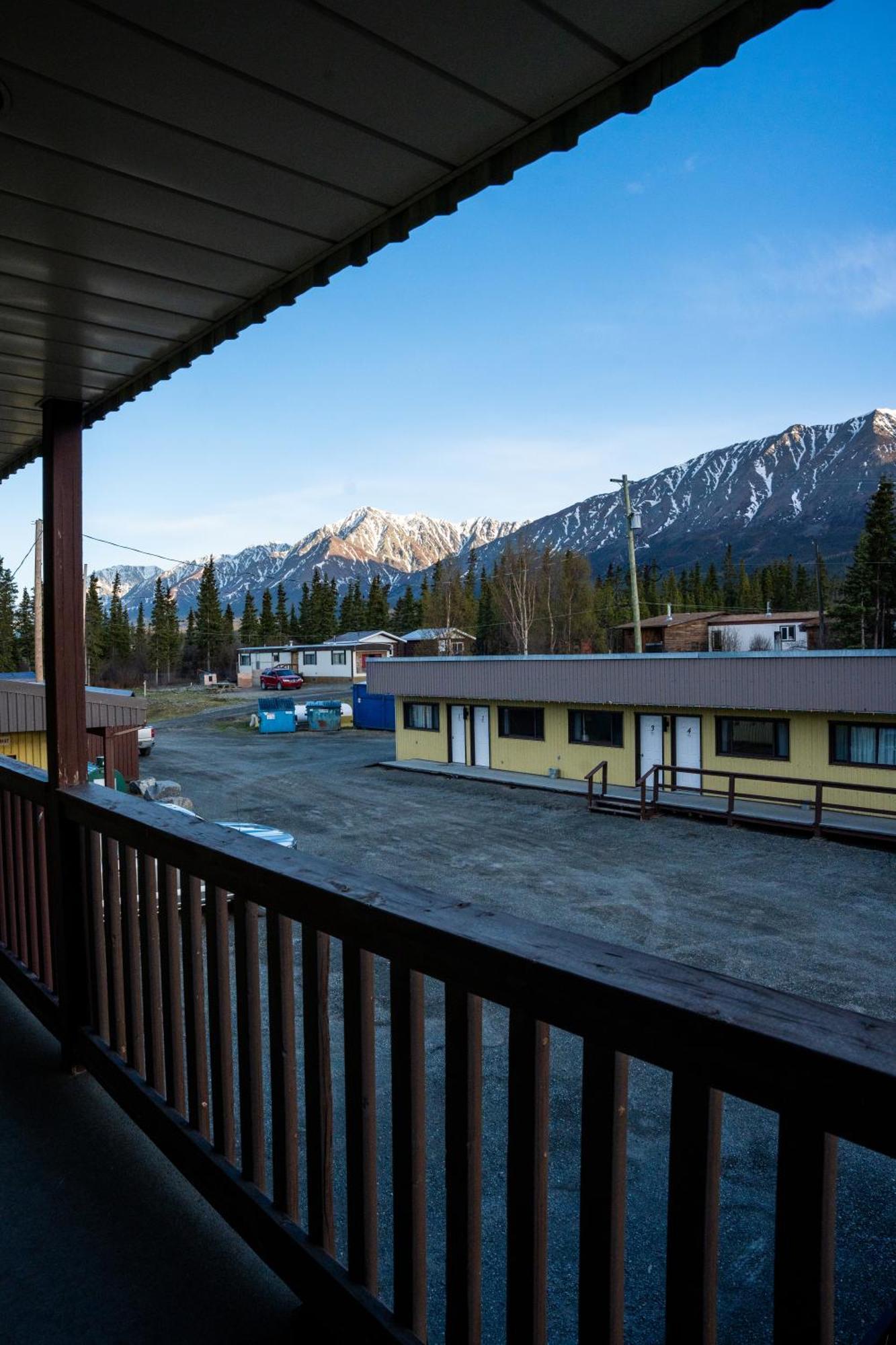 Talbot Arm Motel Destruction Bay Exterior foto