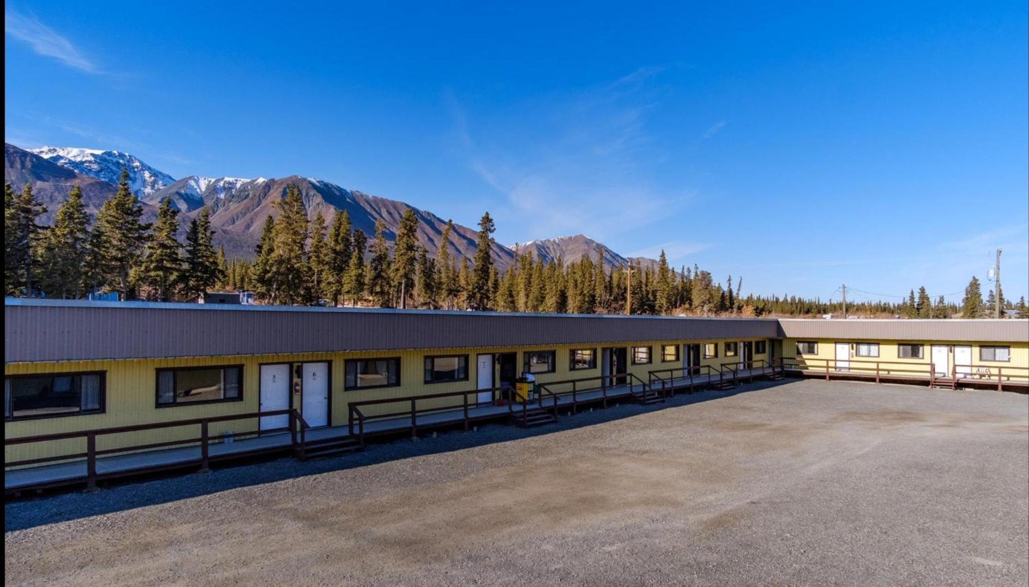 Talbot Arm Motel Destruction Bay Exterior foto